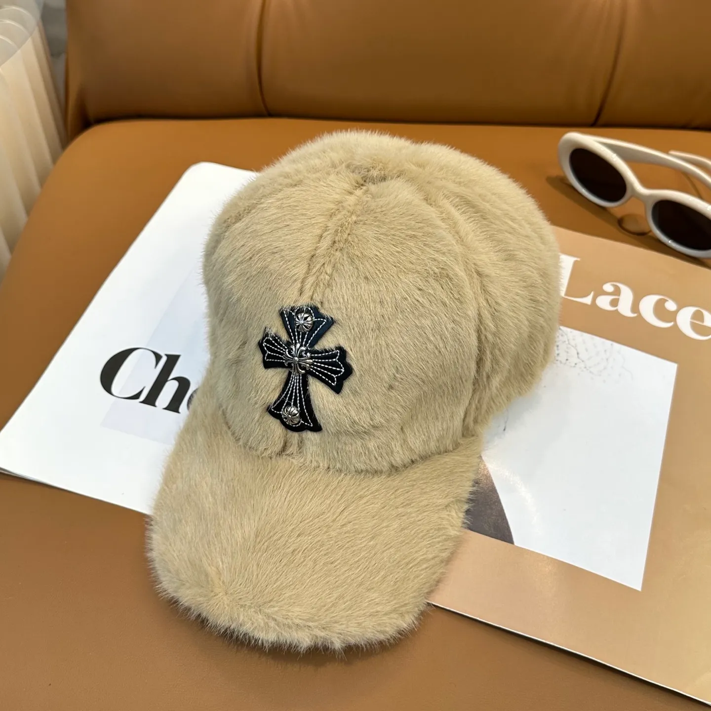 P66 Crow Heart's new autumn and winter baseball cap. It is full of autumn and winter atmosphere. The quality is great. The deepening of the hat shape makes it more elegant. It is very nice for both men and women. It is a classic among classics. It goes well with daily wear. Casual and fashionable.